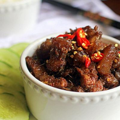 Mắm ruốc xào thịt ba chỉ thơm ngon khó cưỡng.